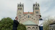 Rainer Schießler vor Kirche