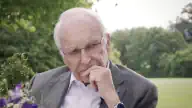 Edmund Stoiber hört zu